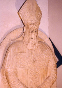 Chiesa parrocchiale di s. Giorgio. Statua funeraria di mons. Nicola Maiorano, vescovo di Molfetta, elemento superstite della  sua tomba eretta nella  cappella del ss. Rosario, non pi&ugrave; esistente, situata nel braccio destro della chiesa parrocchiale in prossimit&agrave; dell'altare di s. Giorgio, distrutta nel 1790 in seguito ai lavori di ristrutturazione e restauro della parrocchiale.