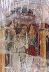 Chiesa parrocchiale di s. Giorgio, Presbiterio, lato destro, affresco raffigurante: Madonna in maest&agrave;  con angeli musicanti, sec. XVI . Particolare raffigurante Angelo musicante.